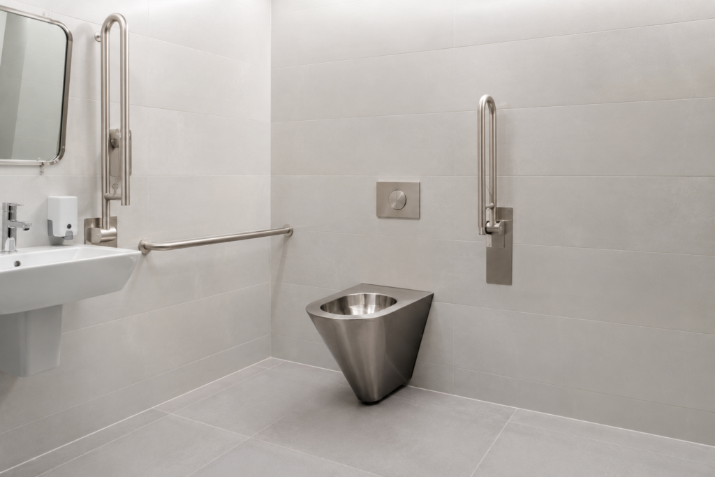 Baño para discapacitados con inodoro de acero inoxidable